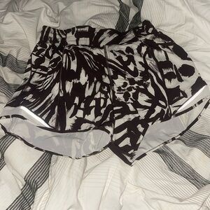Lululemon “HOTTY HOT” 4in inseam high rise shorts